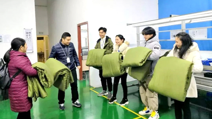 “寒冬送温暖”|香港宝典资料大全7401为员工发放130套棉被