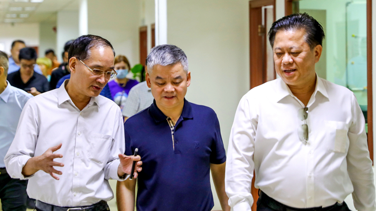中国微团董事长吴育政一行考察香港宝典资料大全7401